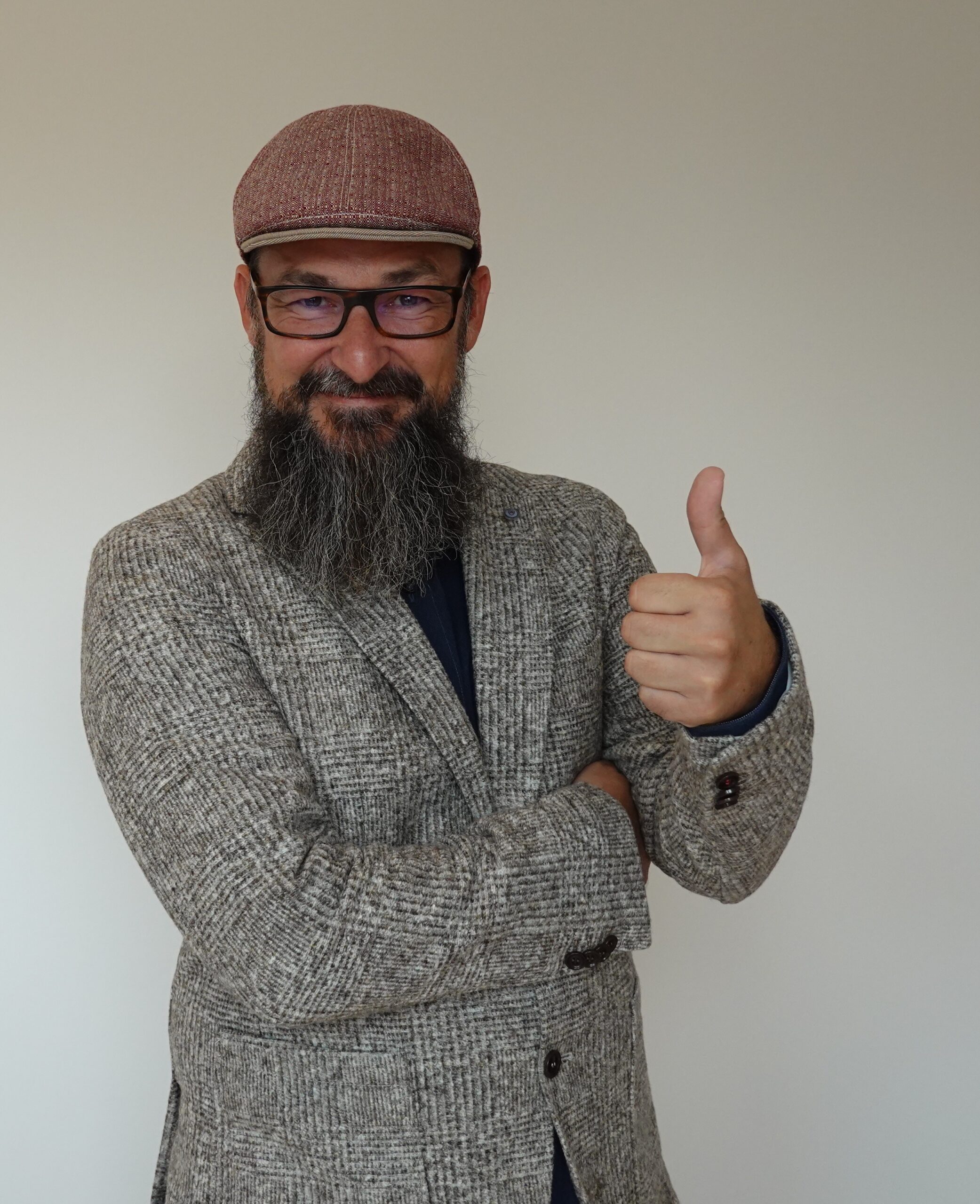 Der Daumen geht öfters hoch, als wir im ersten Moment vielleicht denken. Gerson Ortmann, Veränderungsoptimist, zeigt den optimistischen Daumen.
