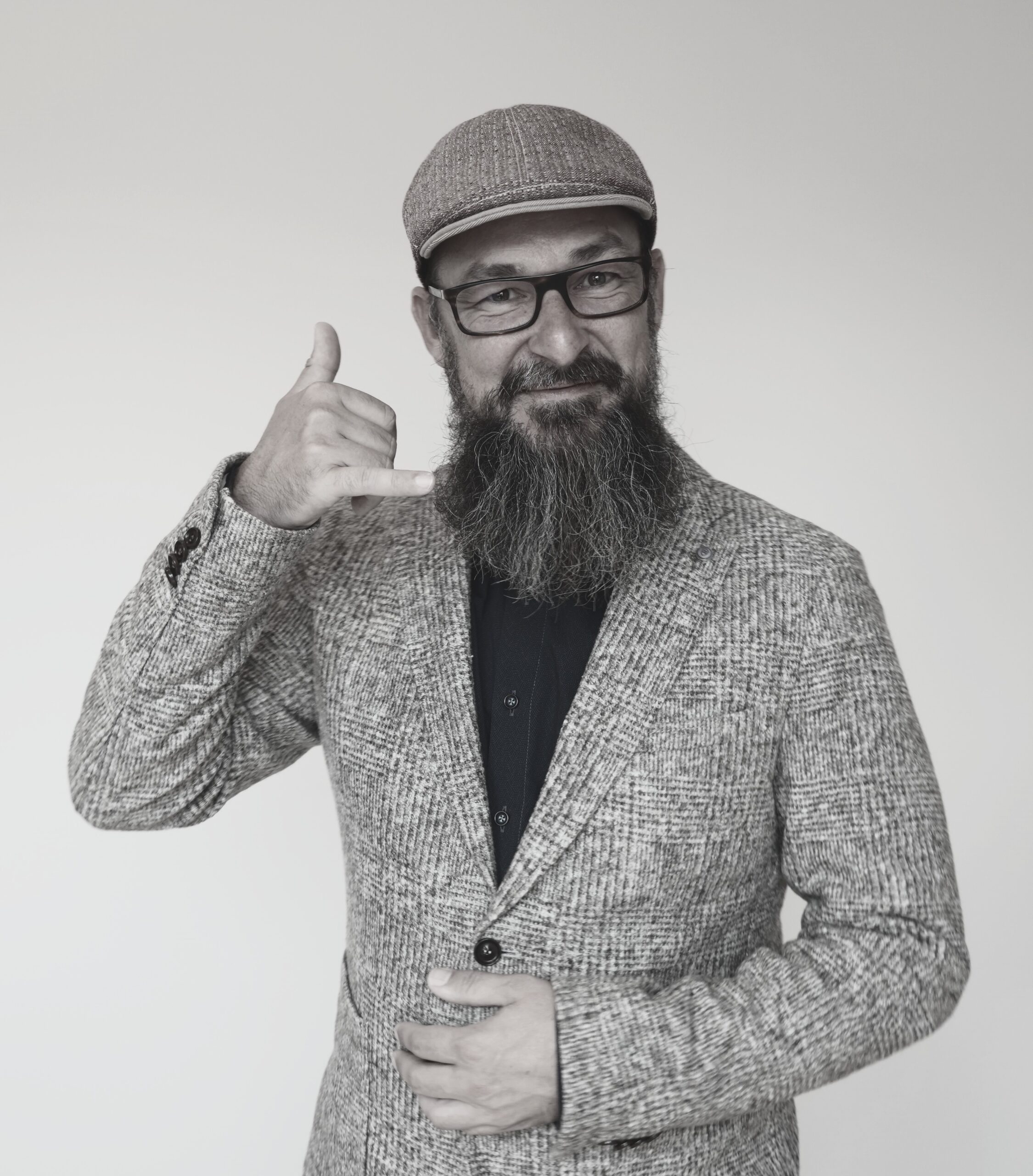 Gerson hält die Hand wie einen Telefonhörer ans Ohr. So kann ein erster Schritt aussehen, denn Veränderung beginnt mit Zuversicht.
